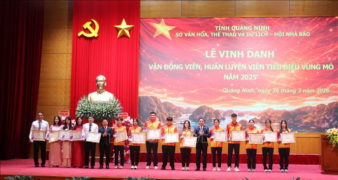 Vinh danh 15 vận động viên và huấn luyện viên tiêu biểu vùng Mỏ. Ảnh: Văn Đức - TTXVN