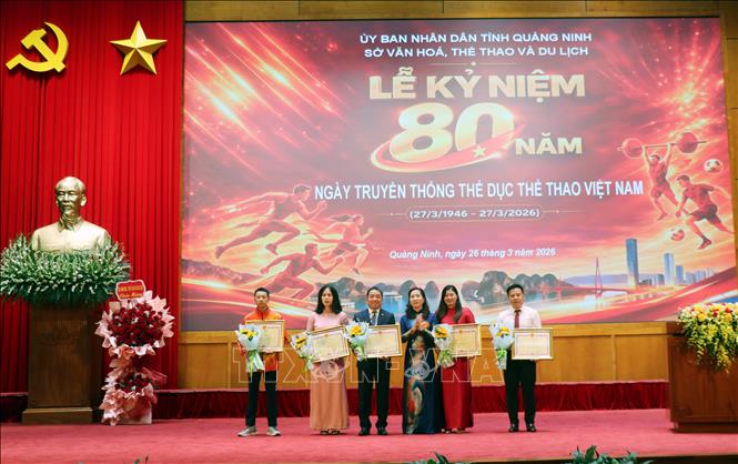 Tặng Bằng khen của Chủ tịch UBND tỉnh Quảng Ninh cho các cá nhân có thành tích xuất sắc cho thể thao địa phương. Ảnh: Văn Đức - TTXVN