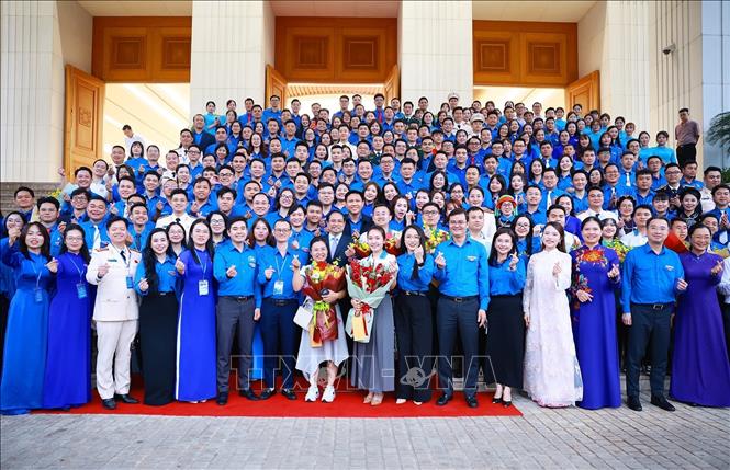Thủ tướng Phạm Minh Chính với các Gương mặt trẻ Việt Nam tiêu biểu, triển vọng và cán bộ Đoàn tiêu biểu. Ảnh: Dương Giang-TTXVN
