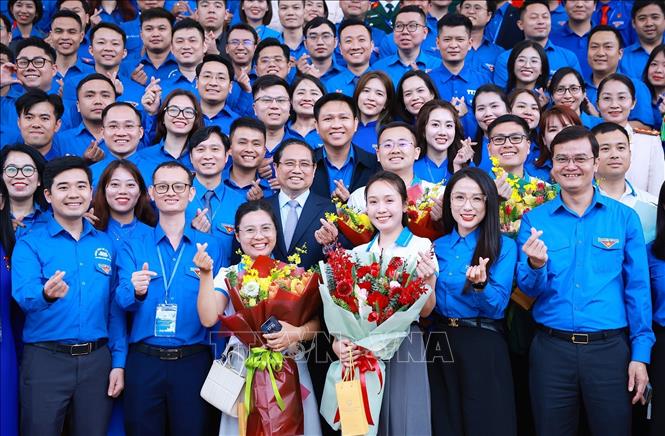 Thủ tướng Phạm Minh Chính với các Gương mặt trẻ Việt Nam tiêu biểu, triển vọng và cán bộ Đoàn tiêu biểu. Ảnh: Dương Giang-TTXVN
