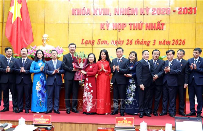Chủ tịch, Phó Chủ tịch và các thành viên UBND tỉnh Lạng Sơn nhiệm kỳ mới ra mắt kỳ họp. Ảnh: Văn Đạt - TTXVN