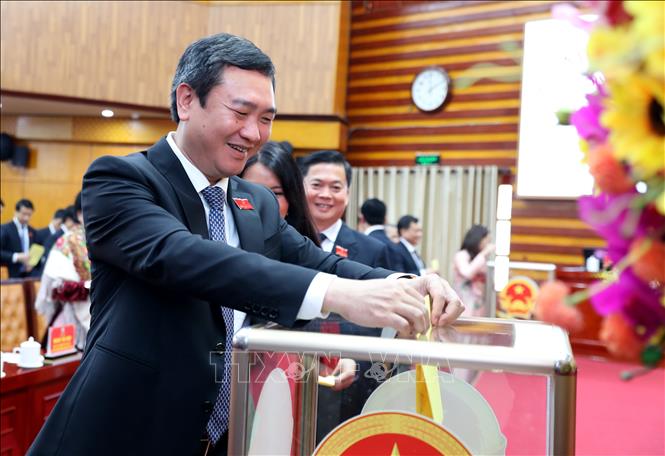 Đại biểu HĐND tỉnh Lạng Sơn bỏ phiếu bầu các chức danh lãnh đạo chủ chốt của HĐND và UBND tỉnh. Ảnh: Văn Đạt - TTXVN