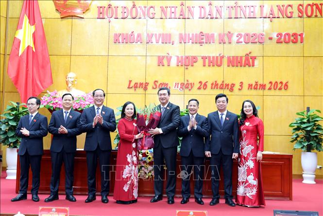 Thường trực HĐND tỉnh Lạng Sơn và các Ban của HĐND tỉnh khóa XVIII, nhiệm kỳ 2026 - 2031 ra mắt kỳ họp. Ảnh: Văn Đạt - TTXVN