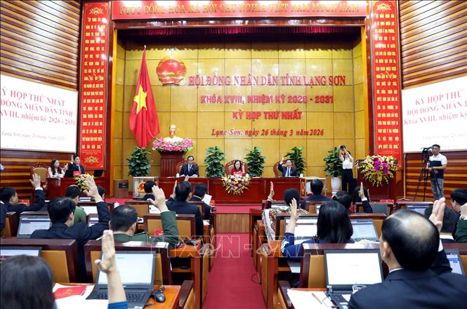 Đại biểu HĐND tỉnh Lạng Sơn biểu quyết thông qua các nghị quyết tại kỳ họp. Ảnh: Văn Đạt - TTXVN