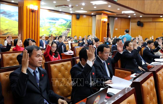 Đại biểu HĐND tỉnh Lạng Sơn biểu quyết thông qua các nghị quyết tại kỳ họp. Ảnh: Văn Đạt - TTXVN