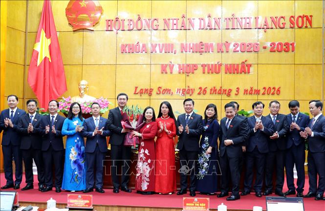 Chủ tịch, Phó Chủ tịch và các thành viên UBND tỉnh Lạng Sơn nhiệm kỳ mới ra mắt kỳ họp. Ảnh: Văn Đạt - TTXVN