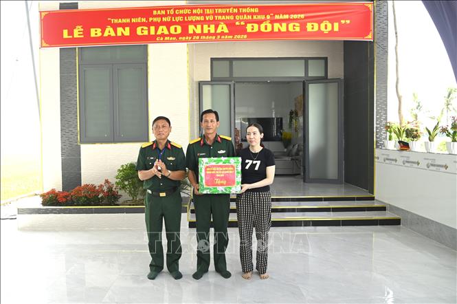 Ban tổ chức Hội trại Thanh niên, Phụ nữ lực lượng vũ trang Quân khu trao quà đến gia đình quân nhân. Ảnh: Chanh Đa-TTXVN