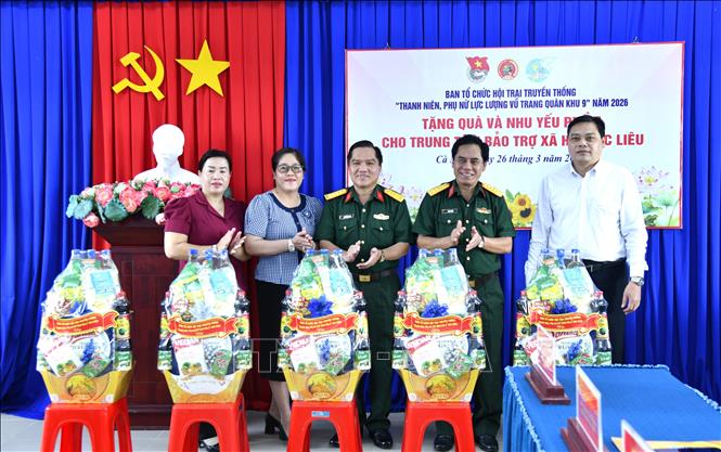 Ban tổ chức Hội trại Thanh niên, Phụ nữ lực lượng vũ trang Quân khu tặng quà tại Trung tâm Bảo trợ xã hội Bạc Liêu. Ảnh: Chanh Đa-TTXVN