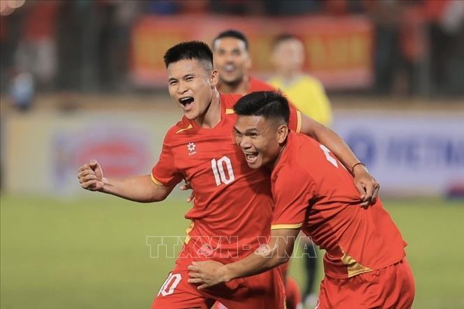 Các cầu thủ Việt Nam ăn mừng sau bàn thắng mở tỷ số của Tuấn Hải. Ảnh: Minh Quyết - TTXVN