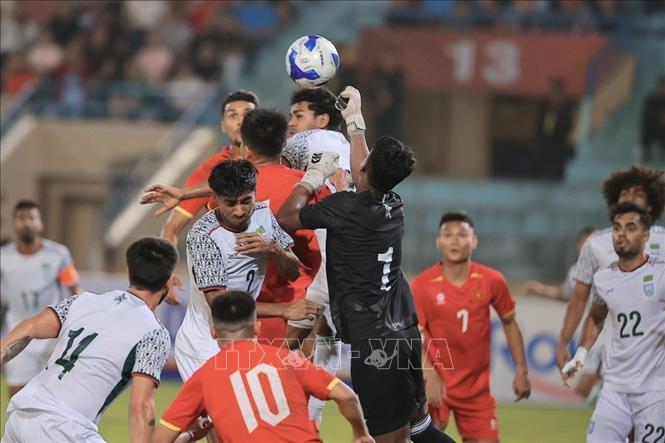 Pha tranh bóng trước khung thành của đội Bangladesh. Ảnh: Minh Quyết - TTXVN