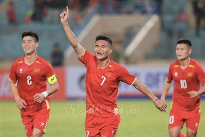 Xuân Mạnh ghi bàn nâng tỷ số lên 2-0. Ảnh: Minh Quyết - TTXVN