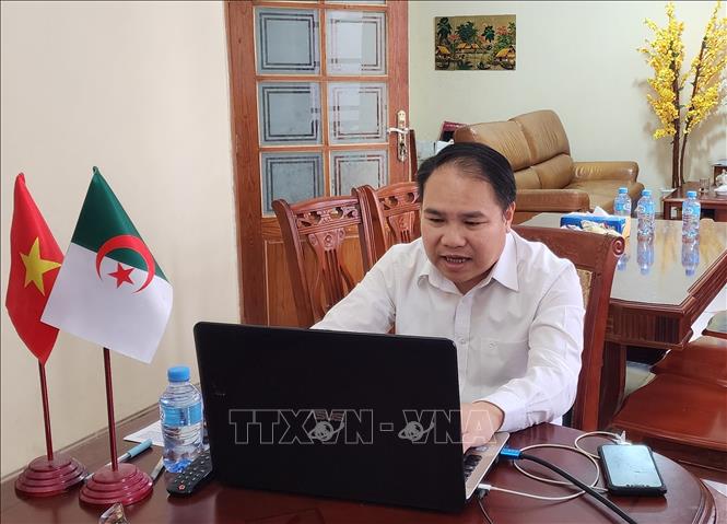 Ông Hoàng Đức Nhuận, Tham tán Thương mại Việt Nam tại Algeria, phát biểu tại Phiên tư vấn trực tuyến. Ảnh: Mạnh Hùng – PV TTXVN tại Algiers