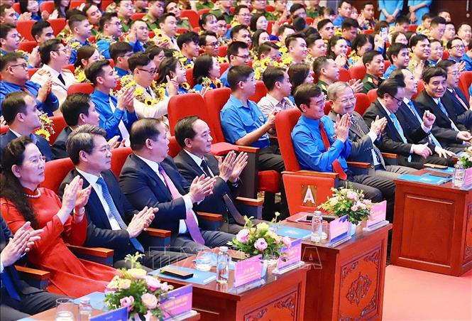 Ủy viên Bộ Chính trị, Bí thư Trung ương Đảng, Trưởng Ban Tuyên giáo và Dân vận Trung ương Trịnh Văn Quyết  cùng các đại biểu tham dự buổi lễ. Ảnh: Vân Chi/TTXVN phát