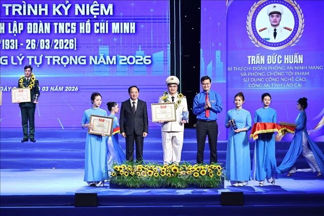 Đồng chí Trịnh Văn Quyết, Ủy viên Bộ Chính trị, Bí thư Trung ương Đảng, Trưởng Ban Tuyên giáo và Dân vận Trung ương, đồng chí Bùi Quang Huy, Uỷ viên Trung ương Đảng, Bí thư thứ nhất Trung ương Đoàn trao Giải thưởng Lý Tự Trọng năm 2026. Ảnh: Minh Đức – TTXVN