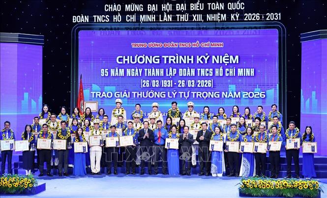 Đồng chí Trịnh Văn Quyết, Ủy viên Bộ Chính trị, Bí thư Trung ương Đảng, Trưởng Ban Tuyên giáo và Dân vận Trung ương, đồng chí Bùi Quang Huy, Uỷ viên Trung ương Đảng, Bí thư thứ nhất Trung ương Đoàn trao Giải thưởng Lý Tự Trọng năm 2026. Ảnh: Minh Đức – TTXVN