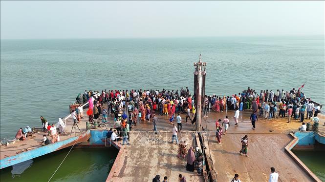 Lực lượng cứu hộ làm nhiệm vụ tại hiện trường vụ xe khách bị lao xuống sông Padma ở khu vực Goalanda thuộc huyện Rajbari, Bangladesh ngày 26/3/2026. Ảnh: THX/TTXVN