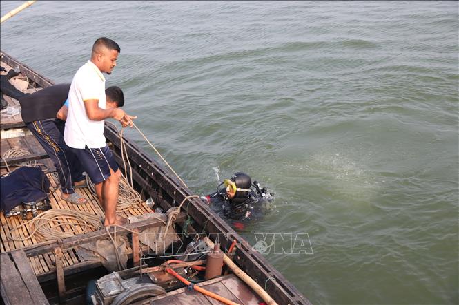 Lực lượng cứu hộ tìm kiếm các nạn nhân tại hiện trường xe khách bị lao xuống sông Padma ở khu vực Goalanda thuộc huyện Rajbari, Bangladesh ngày 26/3/2026. Ảnh: THX/TTXVN