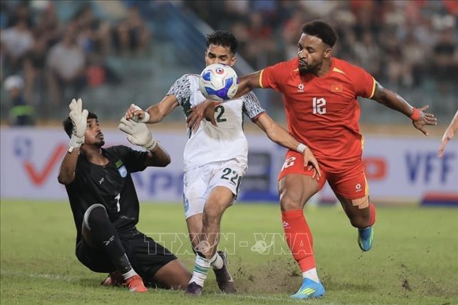 Tình huống áp sát và dứt điểm cận thành của Nguyễn Xuân Son (số 12, Việt Nam).. Ảnh: Minh Quyết - TTXVN