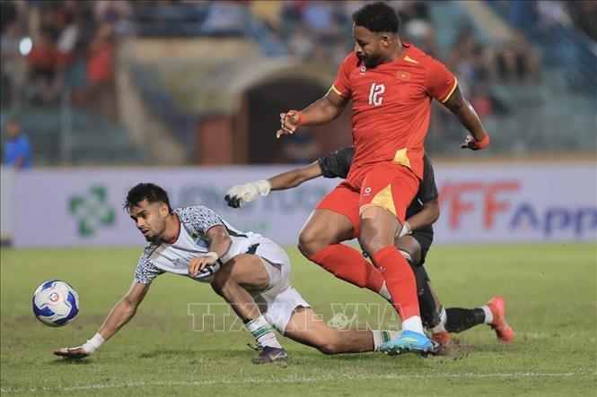 Tình huống áp sát và dứt điểm cận thành của Nguyễn Xuân Son (số 12, Việt Nam).. Ảnh: Minh Quyết - TTXVN