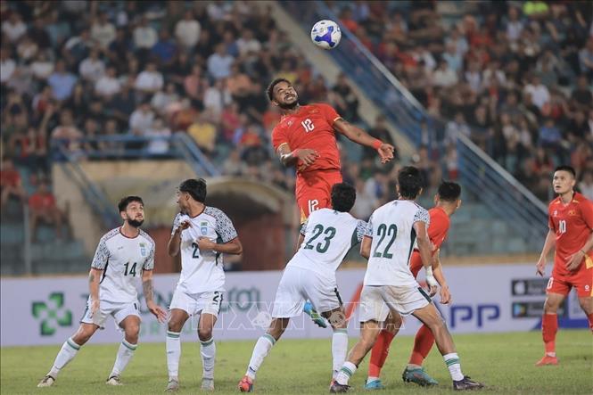 Pha dứt điểm bằng đầu của tiền đạo Nguyễn Xuân Son (số 12, Việt Nam). Ảnh: Minh Quyết - TTXVN