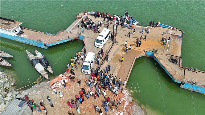 Lực lượng cứu hộ làm nhiệm vụ tại hiện trường xe khách bị lao xuống sông Padma ở khu vực Goalanda thuộc huyện Rajbari, Bangladesh ngày 26/3/2026. Ảnh: THX/TTXVN