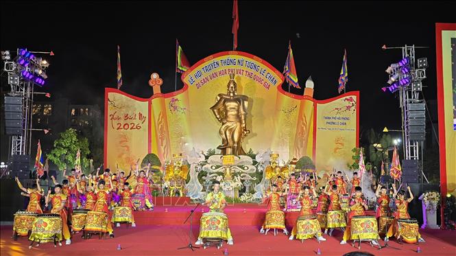 Tiết mục trống hội trong lễ khai mạc. Ảnh: Minh Thu - TTXVN