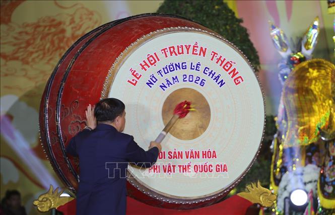 Ông Đặng Đông Anh, Bí thư Đảng ủy phường Lê Chân đánh trống khai hội. Ảnh: Minh Thu - TTXVN