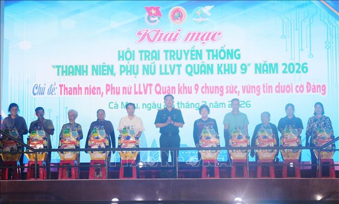 Ban tổ chức tặng quà các gia đình chính sách. Ảnh: Chanh Đa-TTXVN