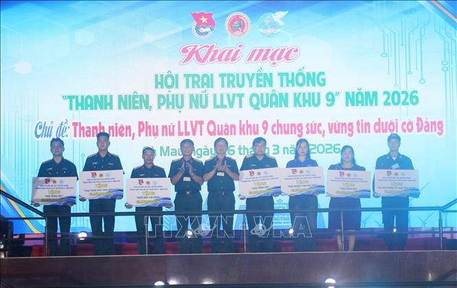 Ban tổ chức tặng bảng tượng trưng phần quà đến các cá nhân. Ảnh: Chanh Đa-TTXVN