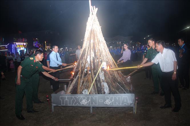 Lãnh đạo UBND tỉnh Cà Mau và đại diện lãnh đạo Quân khu, Bộ Chỉ huy quân sự các tỉnh cùng thắp sáng lửa trại.
Ảnh: Chanh Đa-TTXVN