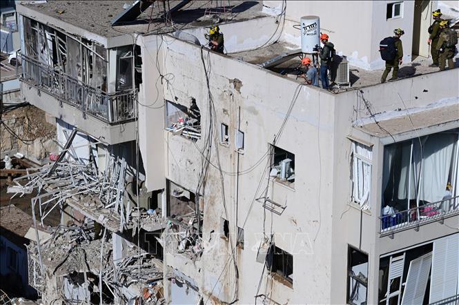 Hiện trường đổ nát tại Tel Aviv sau khi trúng tên lửa của Iran, ngày 24/3/2026. Ảnh: THX/TTXVN