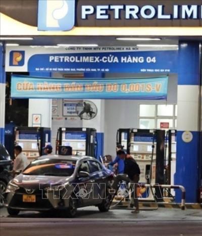 Các cửa hàng bán lẻ xăng dầu của Petrolimex luôn cung ứng đủ cho nhu cầu của người dân. Ảnh: Trần Việt - TTXVN