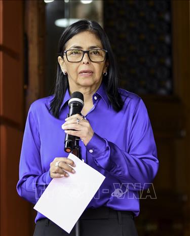Ngày 25/3/2026, Tổng thống lâm thời Venezuela Delcy Rodriguez (ảnh) đã chủ trì cuộc họp với các nhân viên ngoại giao dự kiến tới Đại sứ quán của quốc gia Nam Mỹ này tại Washington trong những ngày tới. Đây được xem là khởi đầu cho một “giai đoạn tiếp cận chính trị và bình thường hóa quan hệ” giữa hai nước, trong bối cảnh Caracas và Washington đạt thỏa thuận khôi phục quan hệ ngoại giao từ đầu tháng 3 này. Ảnh: THX/TTXVN