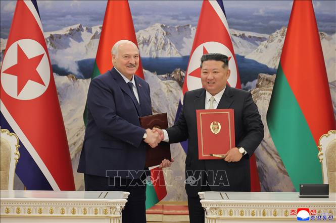 Ngày 26/3/2026, Tổng thống Belarus Alexander Lukashenko, người đang có chuyến thăm chính thức đến Triều Tiên kéo dài 2 ngày, cho biết mối quan hệ giữa hai nước đang bước vào một giai đoạn mới. Nhân dịp này, Tổng thống Belarus Lukashenko và nhà lãnh đạo Triều Tiên Kim Jong Un đã ký hiệp ước hữu nghị và hợp tác song phương cùng một loạt thỏa thuận về giáo dục, văn hóa và thể thao. Ảnh: KCNA/TTXVN