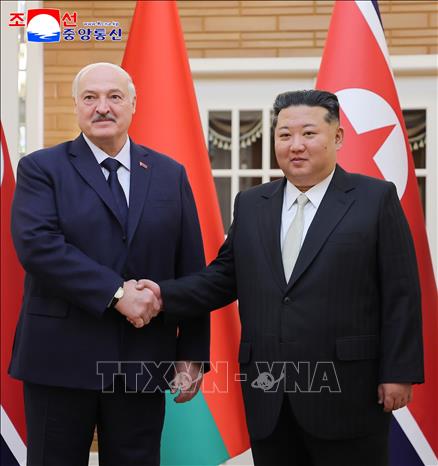 Ngày 26/3/2026, Tổng thống Belarus Alexander Lukashenko, người đang có chuyến thăm chính thức đến Triều Tiên kéo dài 2 ngày, cho biết mối quan hệ giữa hai nước đang bước vào một giai đoạn mới. Nhân dịp này, Tổng thống Belarus Lukashenko và nhà lãnh đạo Triều Tiên Kim Jong Un đã ký hiệp ước hữu nghị và hợp tác song phương cùng một loạt thỏa thuận về giáo dục, văn hóa và thể thao. Ảnh: Yonhap/TTXVN