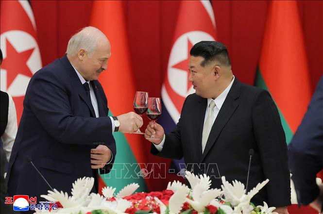 Ngày 26/3/2026, Tổng thống Belarus Alexander Lukashenko, người đang có chuyến thăm chính thức đến Triều Tiên kéo dài 2 ngày, cho biết mối quan hệ giữa hai nước đang bước vào một giai đoạn mới. Nhân dịp này, Tổng thống Belarus Lukashenko và nhà lãnh đạo Triều Tiên Kim Jong Un đã ký hiệp ước hữu nghị và hợp tác song phương cùng một loạt thỏa thuận về giáo dục, văn hóa và thể thao. Ảnh: Yonhap/TTXVN