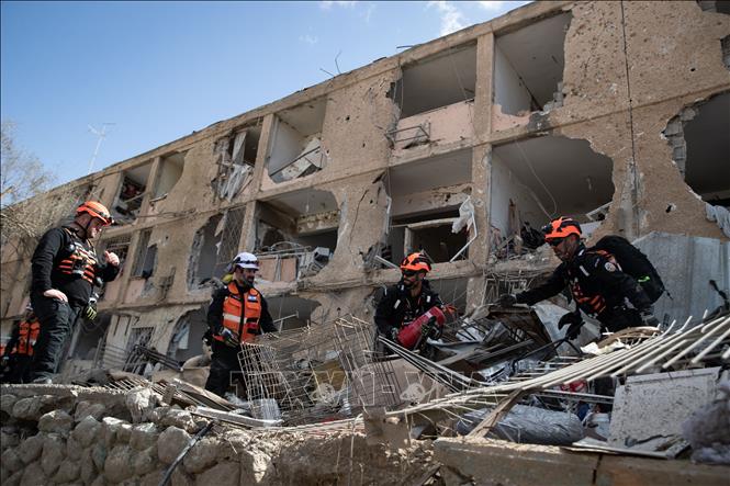 Iran ngày 25/3/2026 tiếp tục thể hiện lập trường cứng rắn khi bác bỏ đề xuất của Mỹ nhằm đạt được lệnh ngừng bắn, đồng thời đưa ra các điều kiện riêng, trong đó có yêu cầu công nhận quyền kiểm soát eo biển Hormuz. Trong ảnh: Hiện trường cuộc tấn công bằng tên lửa của Iran nhằm vào thành phố Dimona, Israel. Ảnh: THX/TTXVN