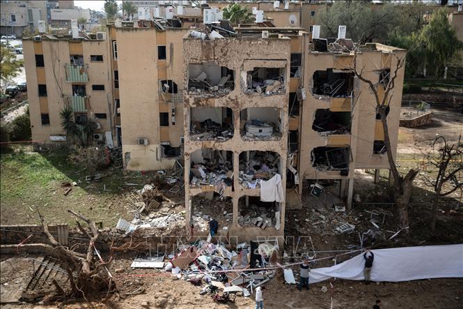 Iran ngày 25/3/2026 tiếp tục thể hiện lập trường cứng rắn khi bác bỏ đề xuất của Mỹ nhằm đạt được lệnh ngừng bắn, đồng thời đưa ra các điều kiện riêng, trong đó có yêu cầu công nhận quyền kiểm soát eo biển Hormuz. Trong ảnh: Hiện trường cuộc tấn công bằng tên lửa của Iran nhằm vào thành phố Arad, Israel. Ảnh: THX/TTXVN