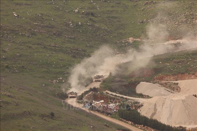 Ngày 25/3/2026, Lực lượng Phòng vệ Israel (IDF) thông báo sẽ điều thêm 2 sư đoàn nữa vào Liban để tiến hành các hoạt động nhằm vào lực lượng Hezbollah. Trong ảnh: Xe quân sự Israel được triển khai tại miền Nam Liban. Ảnh: THX/TTXVN