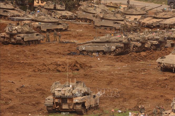 Ngày 25/3/2026, Lực lượng Phòng vệ Israel (IDF) thông báo sẽ điều thêm 2 sư đoàn nữa vào Liban để tiến hành các hoạt động nhằm vào lực lượng Hezbollah. Trong ảnh: Binh sĩ và xe quân sự Israel được triển khai tại miền Bắc, giáp với Liban. Ảnh: THX/TTXVN