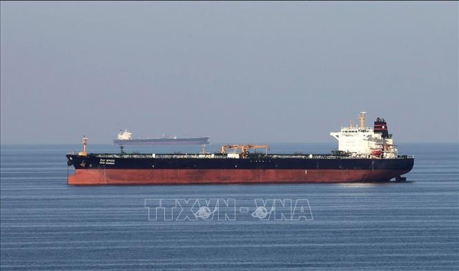 Truyền thông Iran ngày 26/3/2026 đưa tin nước này đang xúc tiến xây dựng khuôn khổ pháp lý nhằm chính thức hóa việc thu phí đối với các tàu thuyền đi qua eo biển Hormuz. Trong ảnh: Tàu chở dầu di chuyển qua eo biển Hormuz. Ảnh: Reuters/TTXVN