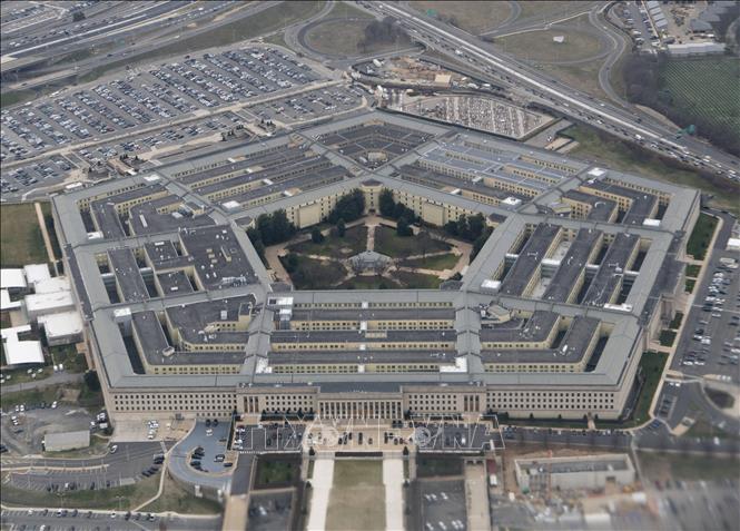 Ngày 25/3/2026, Bộ Chiến tranh Mỹ thông báo đã ký 3 thỏa thuận với các nhà thầu quốc phòng nhằm tăng cường sản xuất tên lửa và linh kiện, bổ sung cho kho dự trữ đang cạn kiệt, do sử dụng trong chiến dịch quân sự tại Trung Đông. Trong ảnh: Trụ sở Lầu Năm Góc. Ảnh: THX/TTXVN