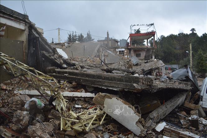 Ngày 22/3, Tổng thống Liban, ông Joseph Aounđã lên án Israel nhắm mục tiêu và phá hủy cơ sở hạ tầng và các công trình trọng yếu ở miền Nam Liban, đặc biệt là cầu Qasmiyeh bắc qua sông Litani và nhiều cây cầu khác. Trong ảnh: Hiện trường cuộc không kích của Israel xuống thị trấn Mashgharah, Liban. Ảnh: THX/TTXVN 