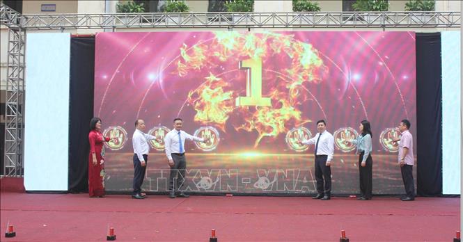 Đại biểu nhấn nút khai mạc Ngày hội. Ảnh: Thùy Dung - TTXVN