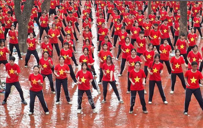 Học sinh trường THPT Đinh Tiên Hoàng, phường Hoa Lư, tỉnh Ninh Bình, tham gia đồng diễn võ nhạc Vovinam. Ảnh: Thùy Dung - TTXVN