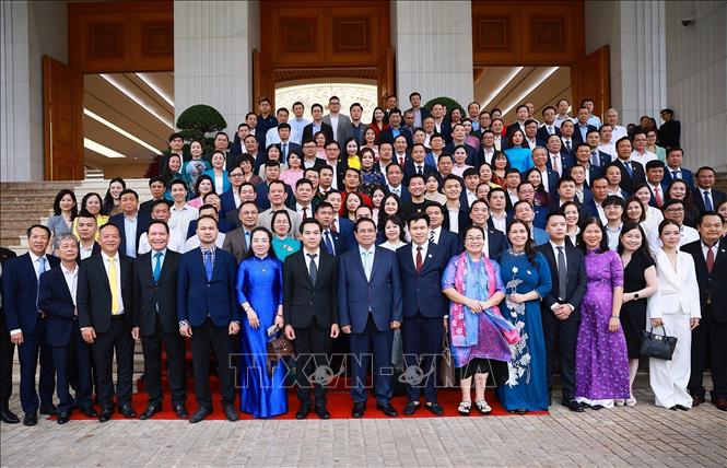 Thủ tướng Phạm Minh Chính với các đại biểu dự Hội nghị Doanh nghiệp góp phần vào tăng trưởng hai con số. Ảnh: Dương Giang-TTXVN
