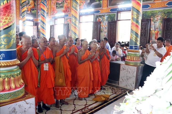 Các vị chư tăng thực hiện các nghi thức truyền thống bên trong ngôi Chánh điện. Ảnh: Trung Kiên - TTXVN