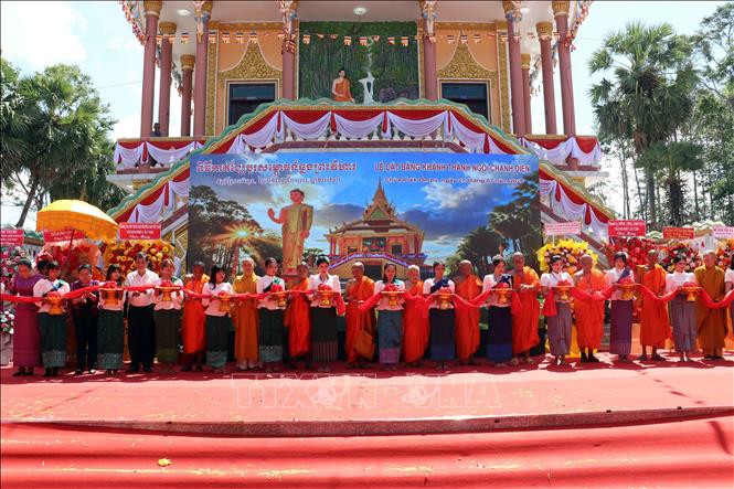 Các đại biểu cắt băng khánh thành ngôi Chánh điện chùa Prék Om Pu. Ảnh: Trung Kiên - TTXVN