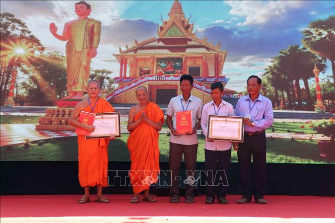 Trao tặng bằng tán dương công đức cho Đại đức trụ trì và các tập thể, cá nhân có nhiều đóng góp trong quá trình xây dựng chánh điện. Ảnh: Trung Kiên - TTXVN