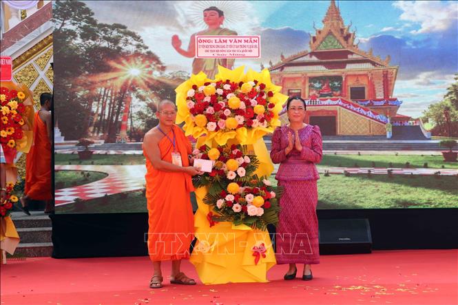 Bà Trần Thị Hoa Ry, Phó Chủ tịch Hội đồng Dân tộc của Quốc hội, thay mặt Chủ tịch Hội đồng Dân tộc của Quốc hội Lâm Văn Mẫn tặng hoa tại buổi lễ. Ảnh: Trung Kiên - TTXVN